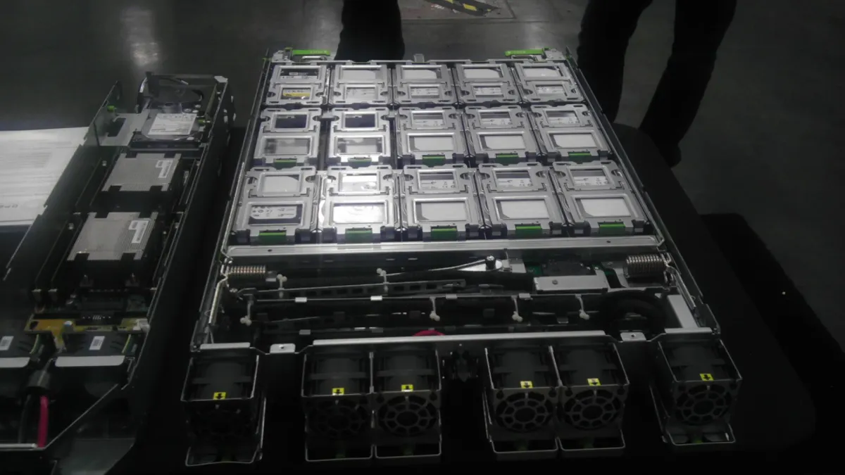 VMware enterprise virtualization architecture rehberi için sunucu odası görseli